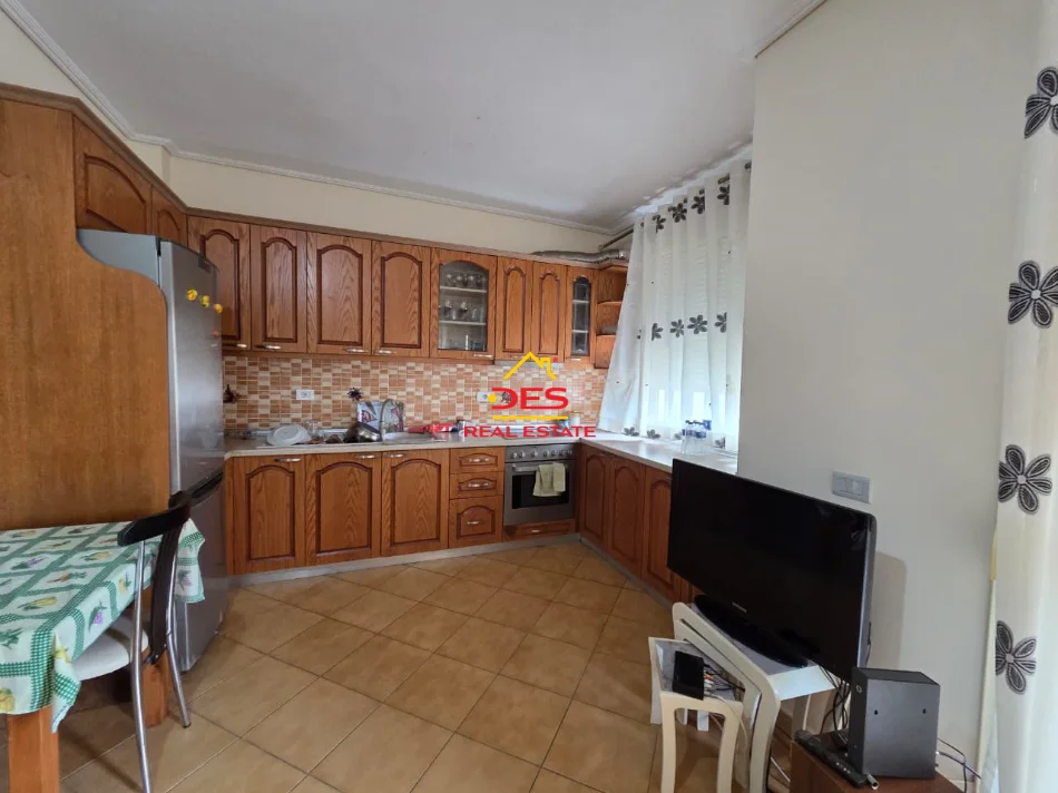 Vlore, jepet me qera apartament 1+1+Ballkon , 70 m² 350 € (Rruga Gjergj Kastrioti)