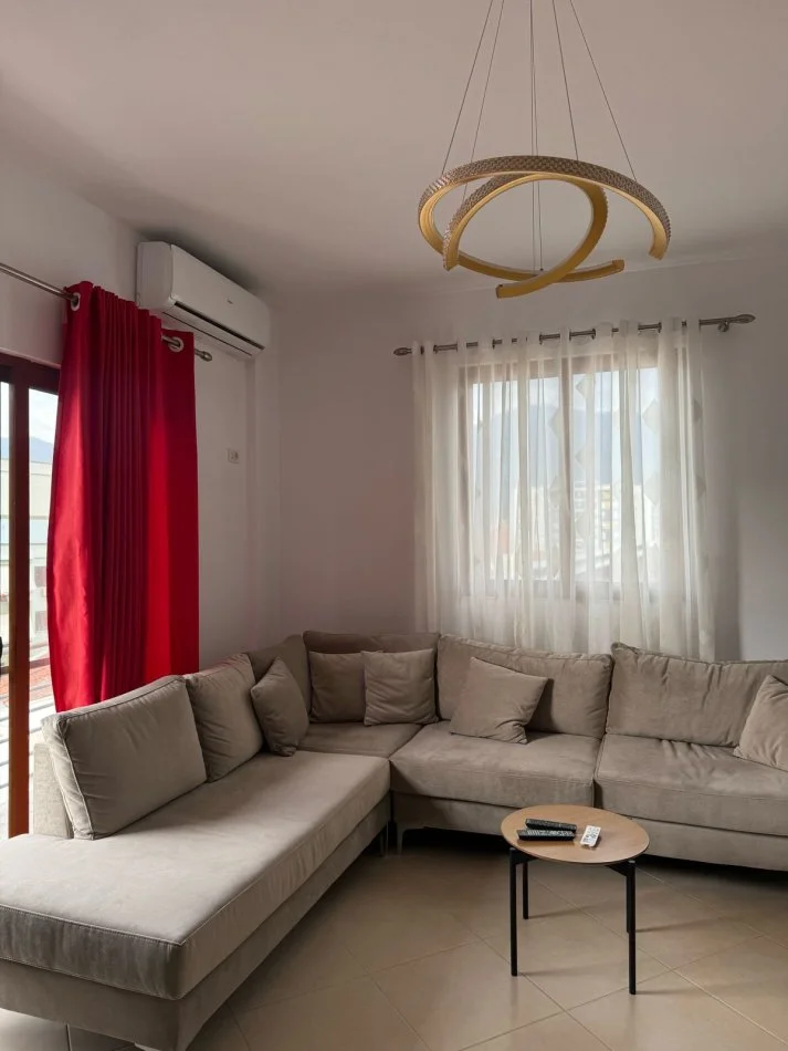 Tirane, jepet me qera apartament 2+1+Aneks+Ballkon Kati 5, 100 m² 100 € (rruga 5 Maj)