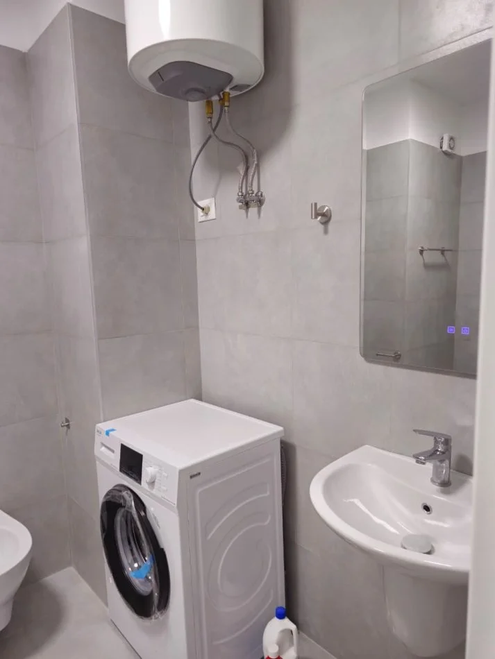 Tirane, jepet me qera apartament 2+1+Ballkon Kati 4, 120 m² 1.300 € (Liqeni i Thatë)
