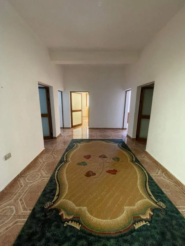Tirane, jepet me qera 3+1 Kati 1, 150 m² 400.000 Leke