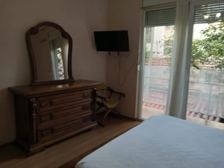 Tirane, jepet me qera shtepi 2+1+Ballkon Kati 2, 120 m² 600 € (rruga Nikolla Lena)