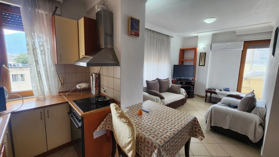Tirane, jepet me qera apartament 1+1 Kati 6, 60 m² 500 € (Rruga e Barrikadave)