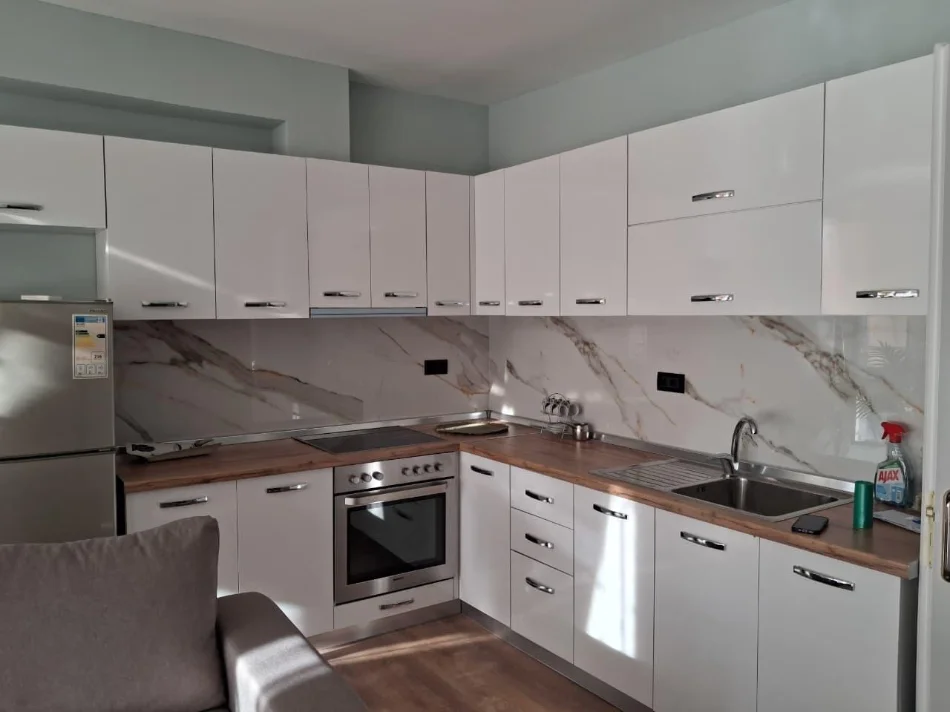 Tirane, jepet me qera apartament 1+1 Kati 7, 55 m² 600 € (Selvia prane spar)