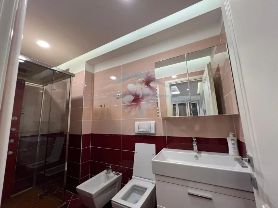 Tirane, jepet me qera 2+1+Ballkon Kati 3, 118 m² 800 € (Pazari i Ri)