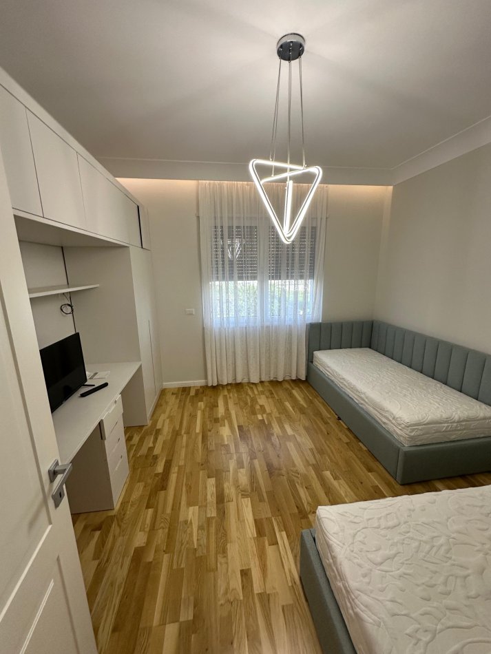 Tirane, jepet me qera apartament 2+1+Ballkon Kati 2, 129 m² 1.499 € (TEG)