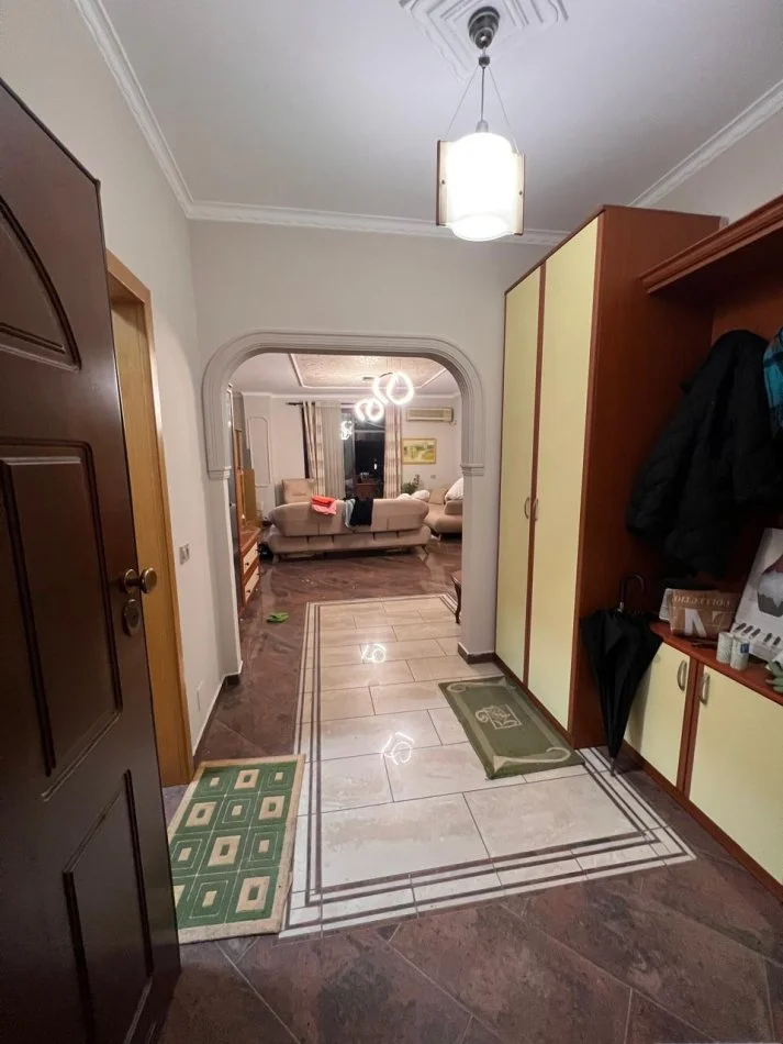 Tirane, jepet me qera apartament 1+1+Ballkon Kati 7, 86 m² 600 € (ne Bllok)