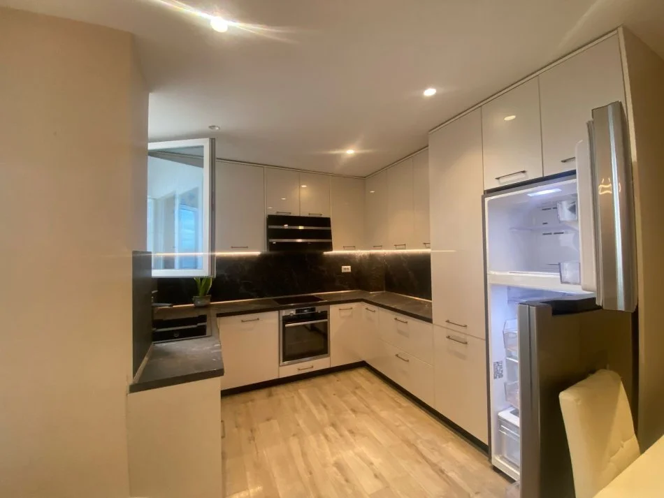 Tirane, jepet me qera apartament 2+1 Kati 7, 90 m² 800 € (Rruga e Kavajes perballe Delijorgjit)