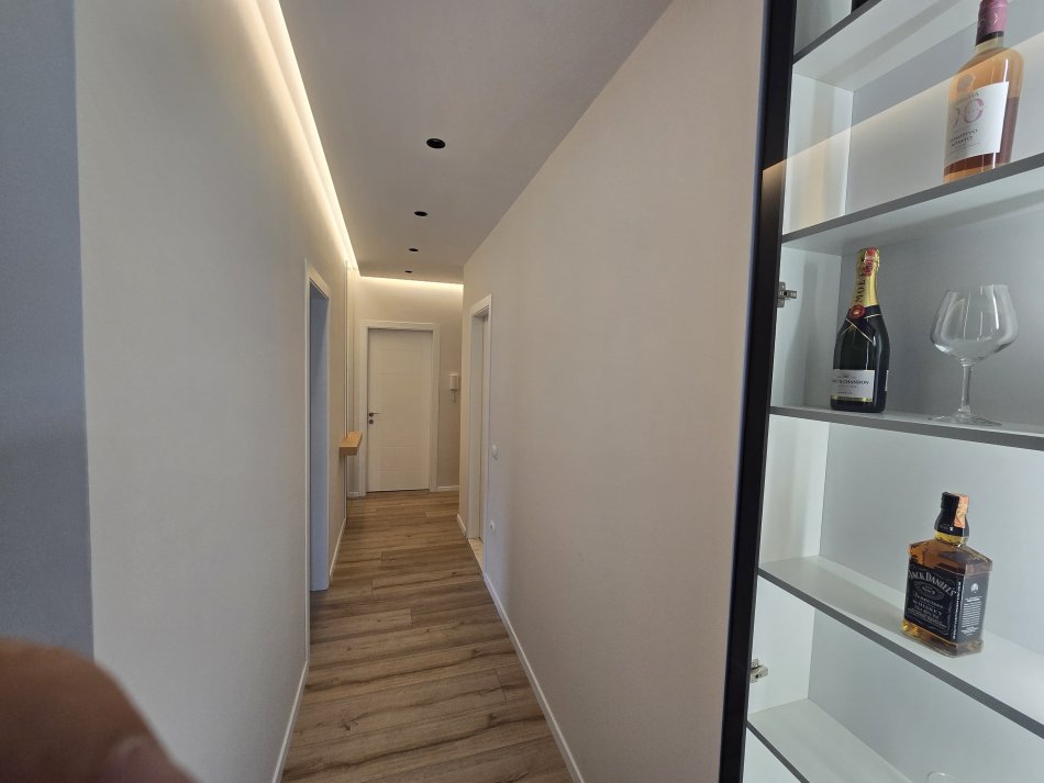 Tirane, jepet me qera apartament 2+1 Kati 5, 110 m² 1.000 € (Xhanfize Keko)