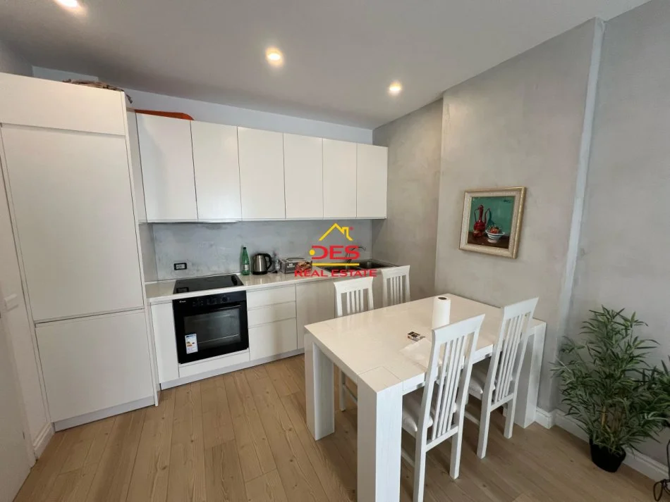 Vlore, jepet me qera apartament 1+1+Ballkon Kati 5, 78 m² 520 € (Rruga Murat Tërbaçi)