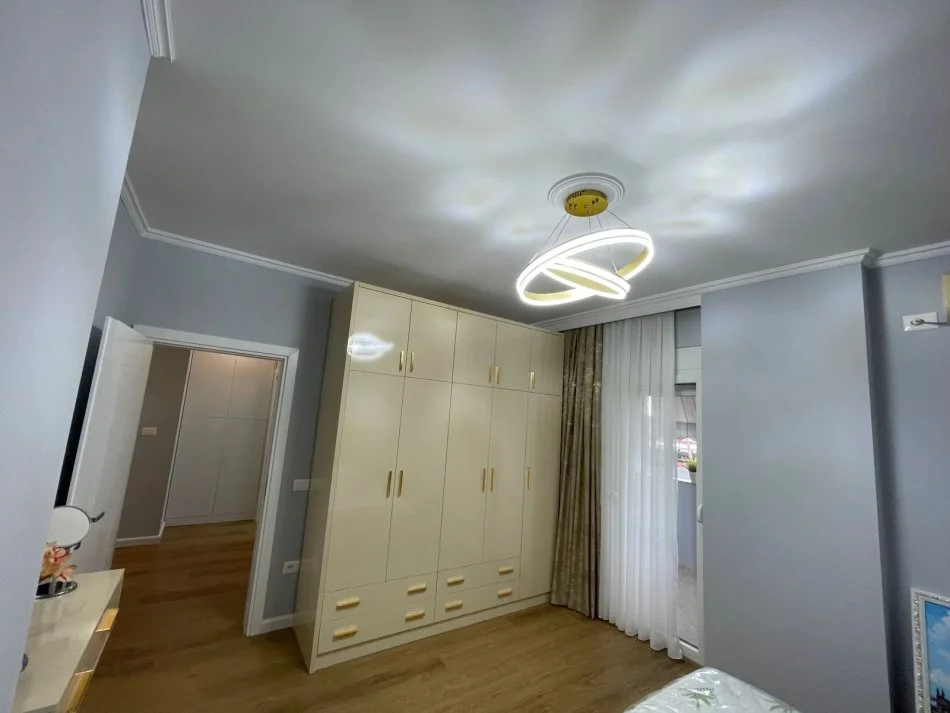 Tirane, jepet me qera apartament 2+1+Ballkon Kati 4, 105 m² 800 € (Zogu i Zi Ring Center)