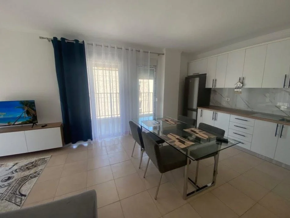 Tirane, jepet me qera apartament 2+1 , 116 m² 650 € (Rruga 5 Maj)