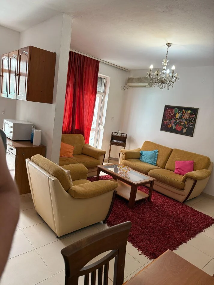 Tirane, jepet me qera apartament 1+1+Ballkon Kati 1, 500 € (Vasil Shanto)