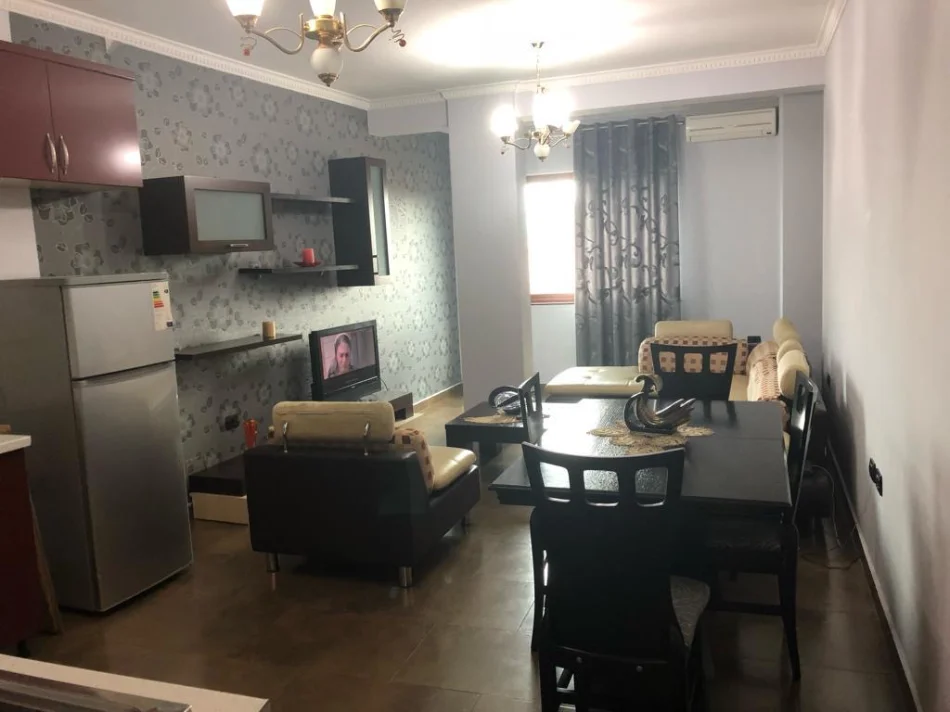 Tirane, jepet me qera 2+1 Kati 5, 650 € 