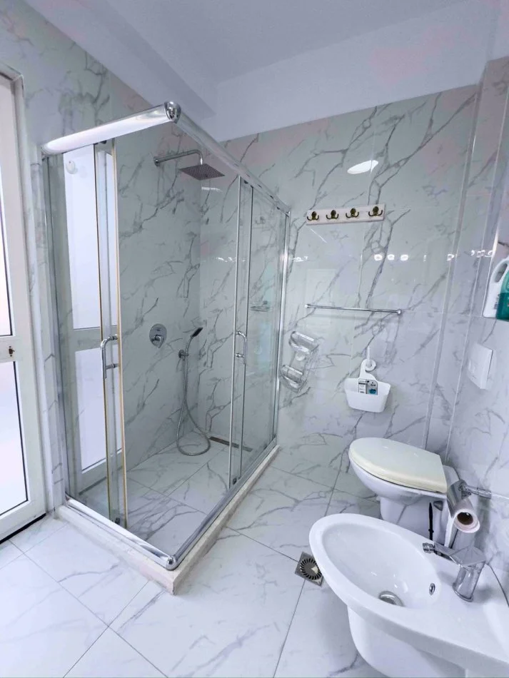 Tirane, jepet me qera Vile 2+1+Aneks+Ballkon , 330 m² 1.100 € (Vilat Gjermane).