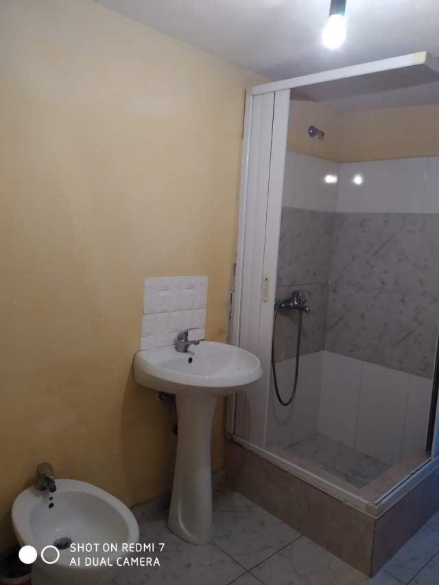 Tirane, jap me qera shtepi 1+1 Kati 0, 60 m² 15.000 Leke (Prane Forcave Speciale “Renea”)