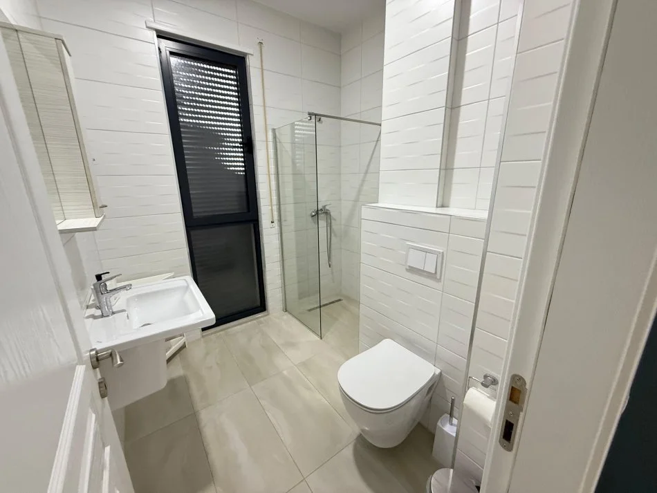 Tirane, jepet me qera apartament 2+1 Kati 5, 105 m² 600 € (Kompleksi Asl)