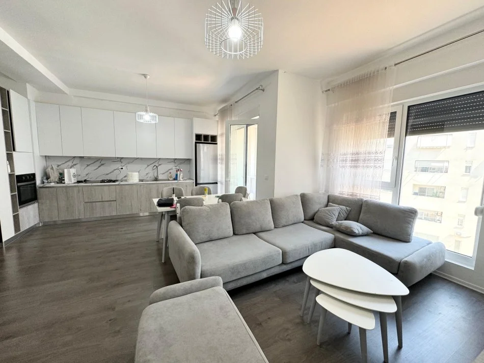 Tirane, jepet me qera apartament 2+1+Ballkon Kati 4, 97 m² 700 € (Rruga ndre mjeda)