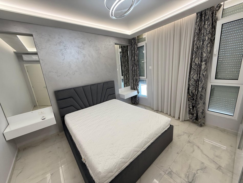Tirane, jepet me qera 2+1 Kati 3, 90 m² 700 € (ish fusha e aviacionit)
