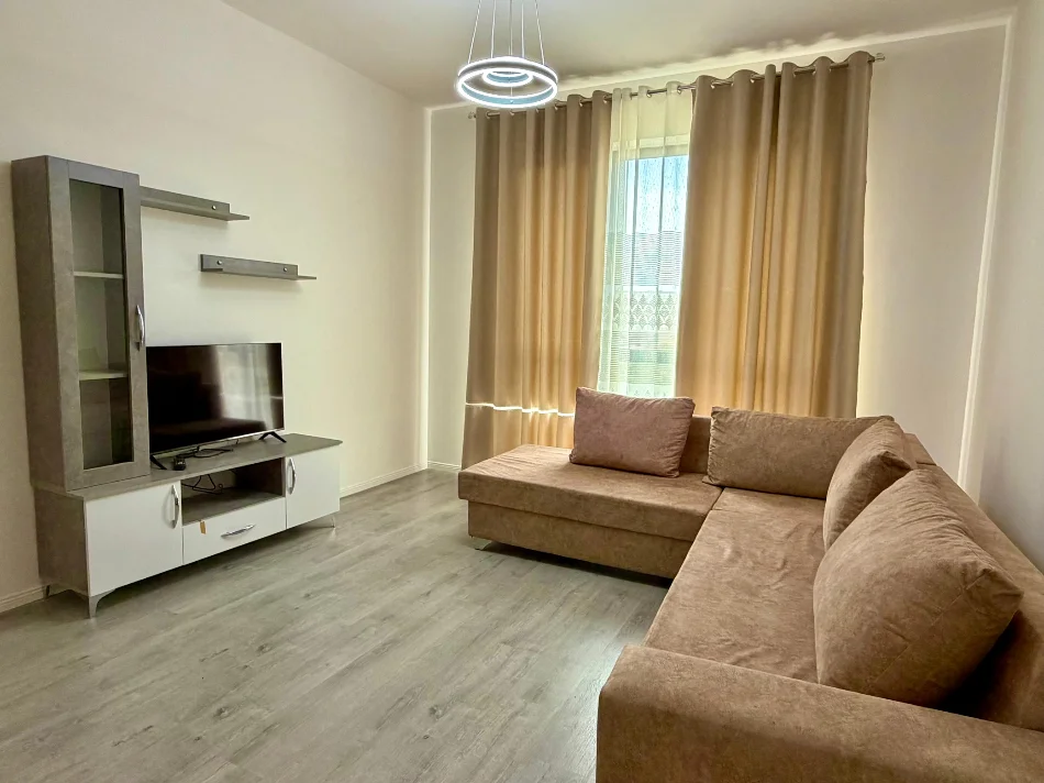 Tirane, jepet me qera apartament 2+1+Ballkon Kati 4, 95 m² 600 € (ish dogana)