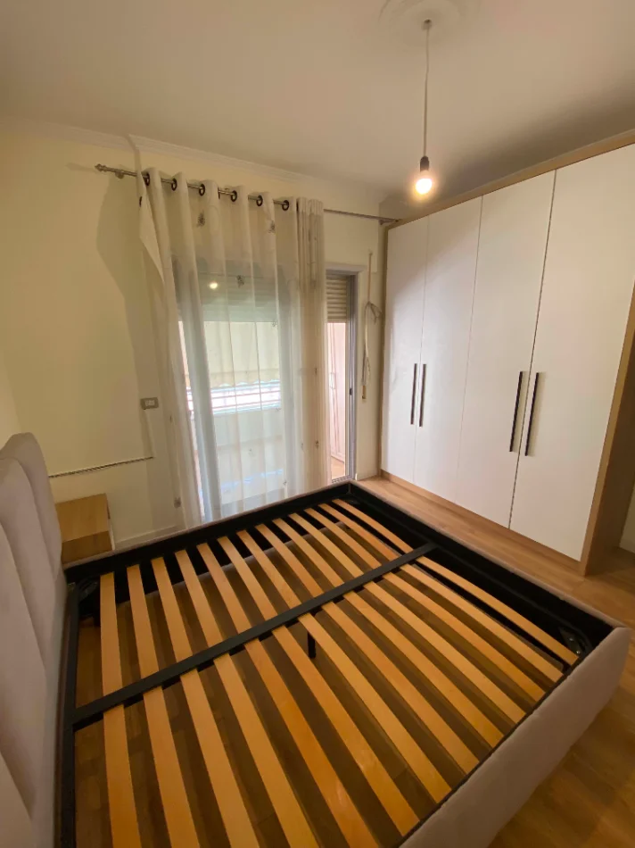 Tirane, Qera- Super apartament 2+1+2+2 Ballkon2 Kati 4, 120 m² 80.000 leke (Liqeni i Thate)