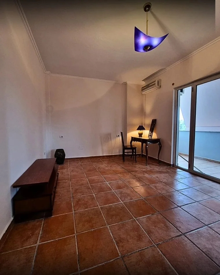 Tirane, jepet me qera apartament 3+1+Ballkon Kati 2, 250 m² 1.200 € (STADIUMI DINAMO)