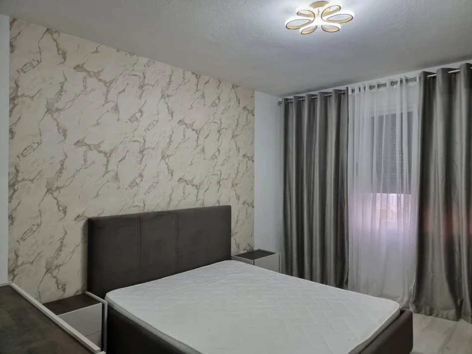 Tirane, jepet me qera apartament 1+1+Ballkon Kati 3, 63 m² 680 € (Komuna e parisit)