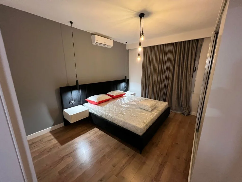 Tirane, jepet me qera apartament 1+1 Kati 11, 78 m² 700 € (Rruga komuna e parisit)
