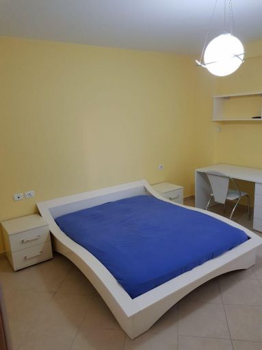 Tirane, jepet me qera apartament 2+1+Aneks+Ballkon Kati 4, 94 m² 700 € (Rruga e Barrikadave)