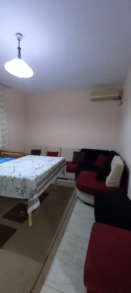 Tirane, jepet me qera apartament 1+1 Kati 1, 400 € (Prane Postes Selite)