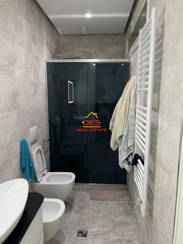 Vlore, jepet me qera apartament 2+1+Ballkon Kati 9, 109 m² 600 € (Rruga Fiqirete Musta)