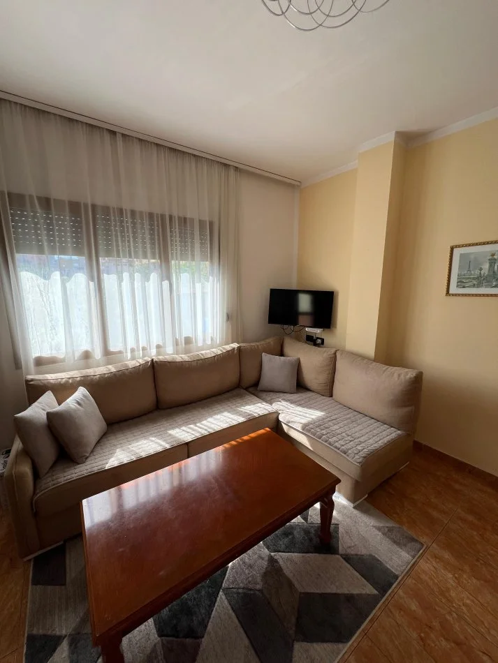 Tirane, jepet me qera apartament 1+1+Ballkon Kati 2, 70 m² 400 € (rruga Don Bosko)