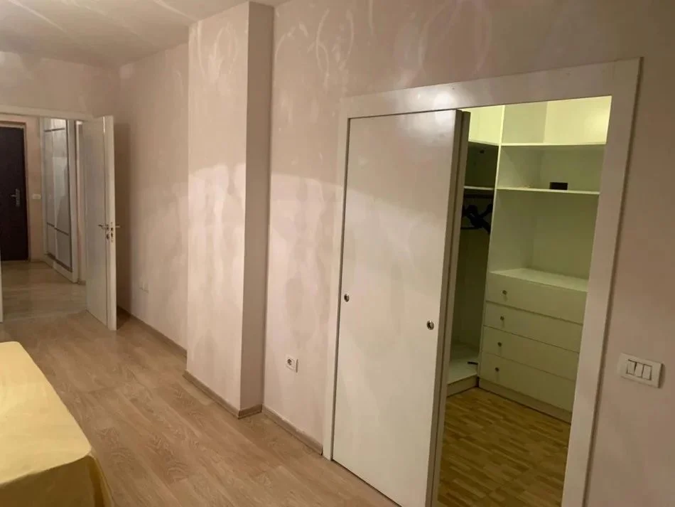Tirane, jepet me qera 2+1 , 