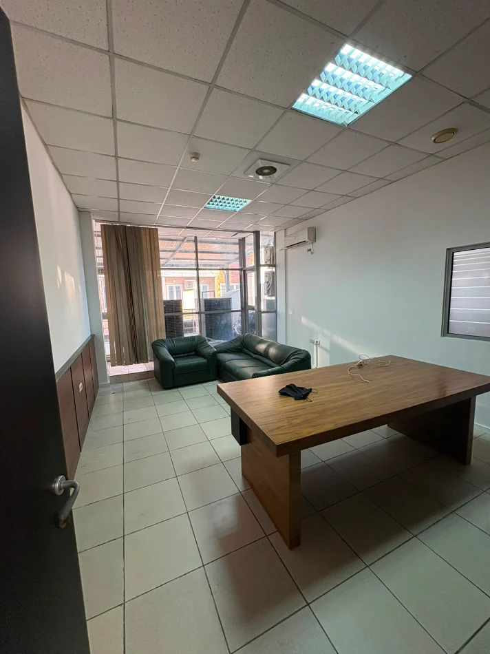 Tirane, jepet me qera ambjent biznesi Kati 1, 550 m² 7.000 € (ish blloku)