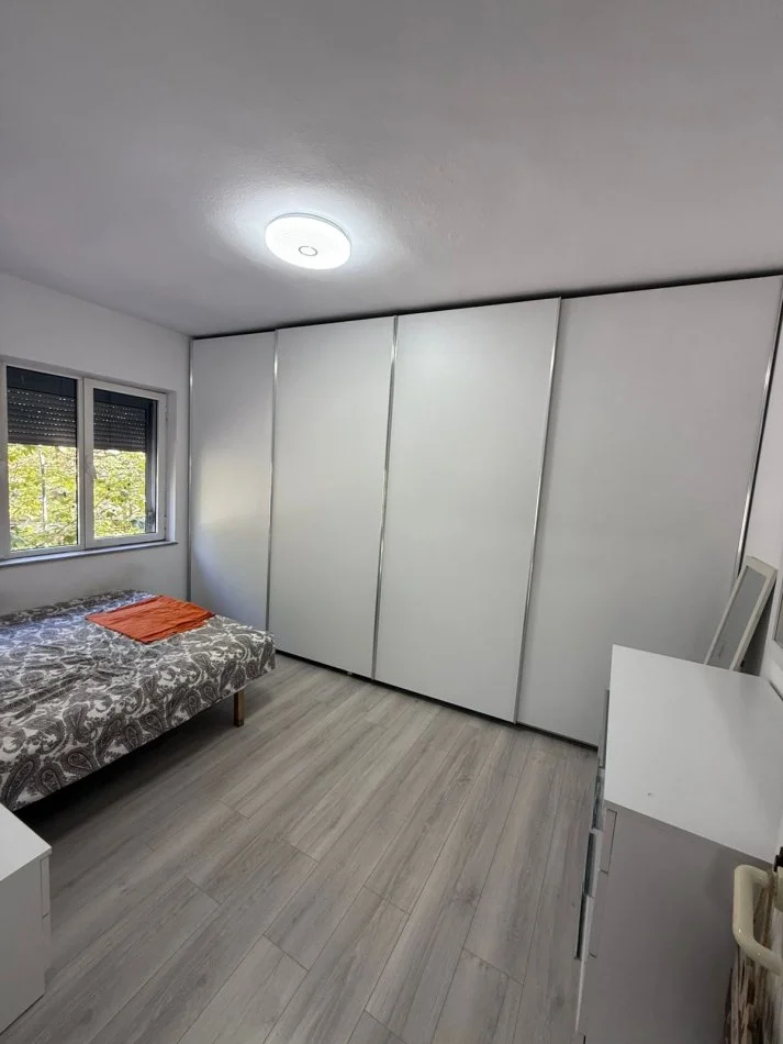 Tirane, jepet me qera apartament 1+1 Kati 3, 53 m² 500 € (Tek Rruga Irfan Tomini)