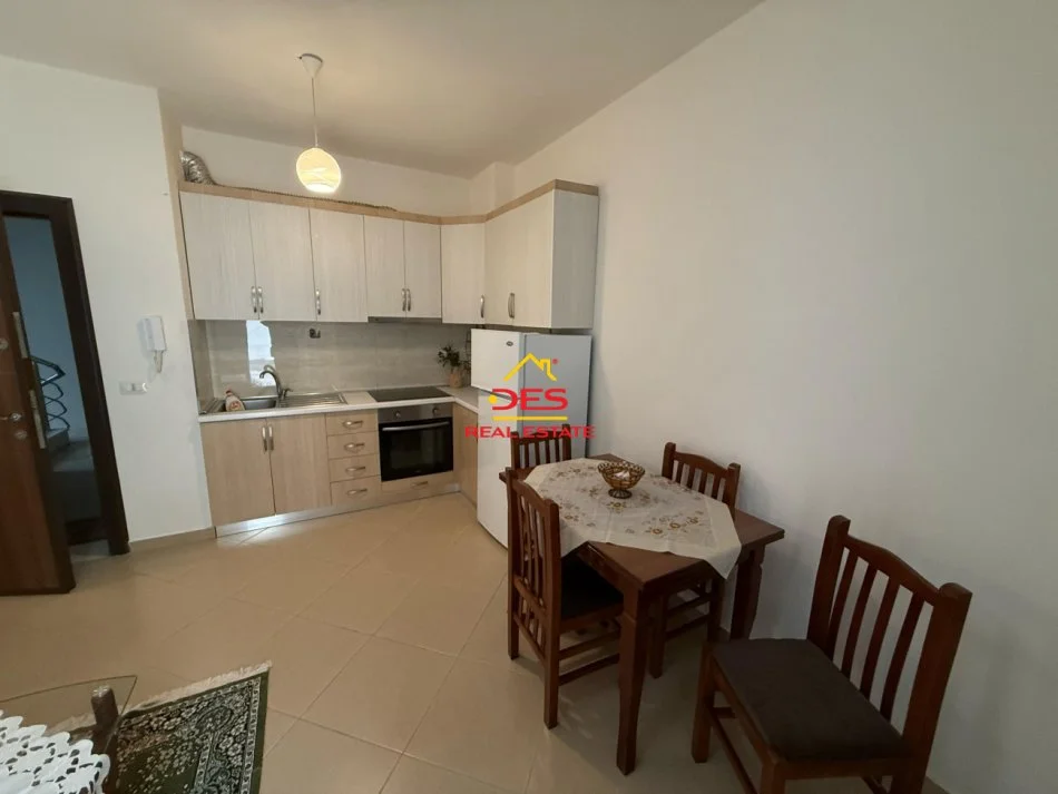 Vlore, jepet me qera apartament 1+1+Ballkon Kati 1, 70 m² 300 € (Rruga Çajupi)