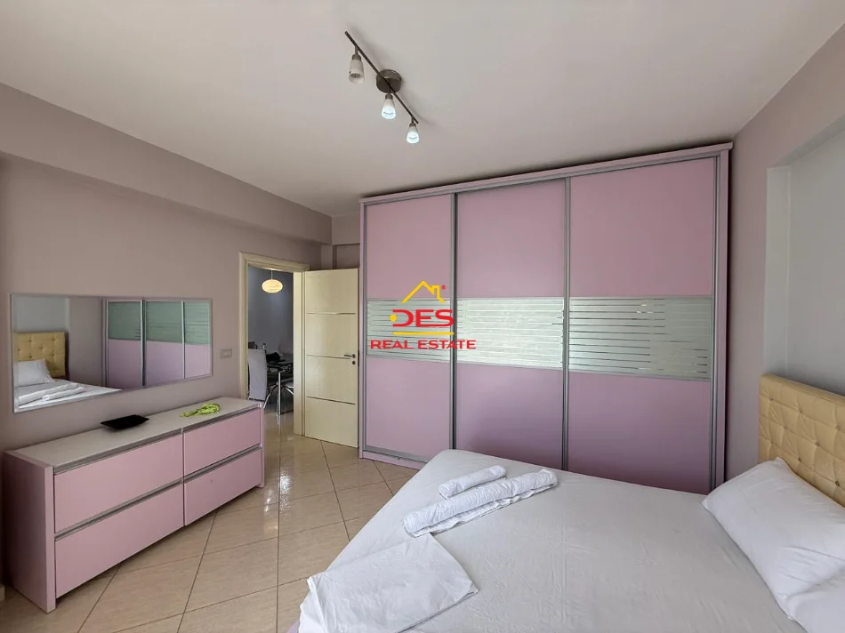 Vlore, jepet me qera apartament 1+1+Ballkon Kati 8, 70 m² 550 € (Rruga Çamëria)