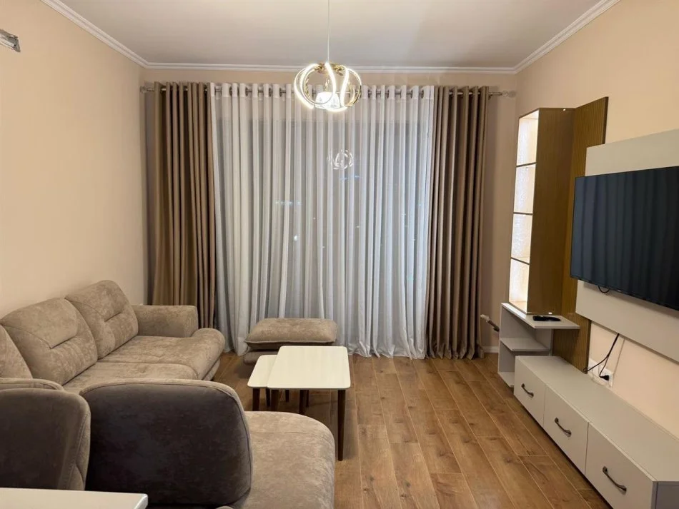 Tirane, jepet me qera apartament 2+1 Kati 7, 100 m² 650 € (farmacia 10)