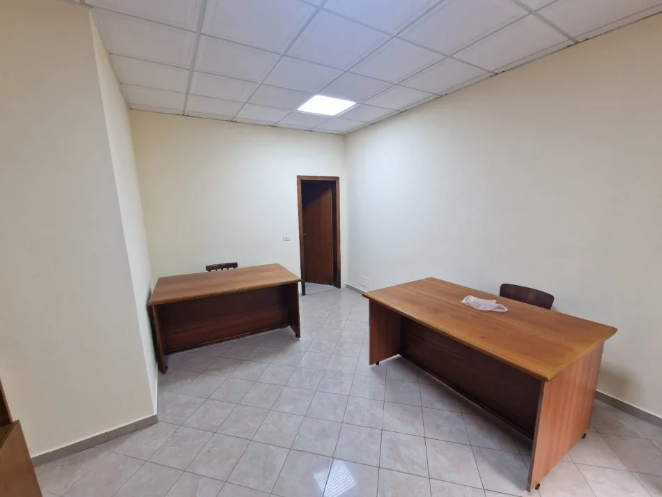 Durres,  JEPET ME QERA ZYRA NE ZONEN E GJYKATES NE DURRES Kati 1, 23 m²