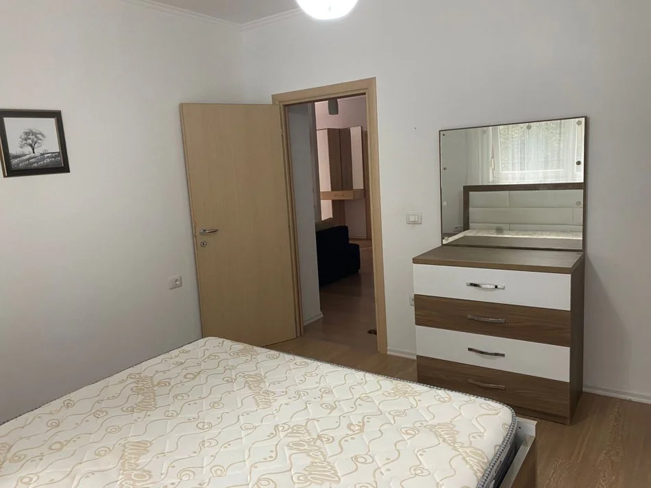 Tirane, jepet me qera apartament 3+1 Kati 1, 120 m² 500 € (rruga Bill Klinton)