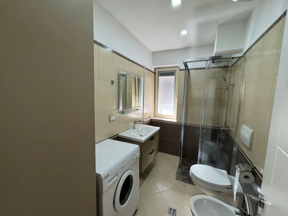 Tirane, jepet me qera zyre Kati 0, 60 m² 500 € (Pazari Ri)