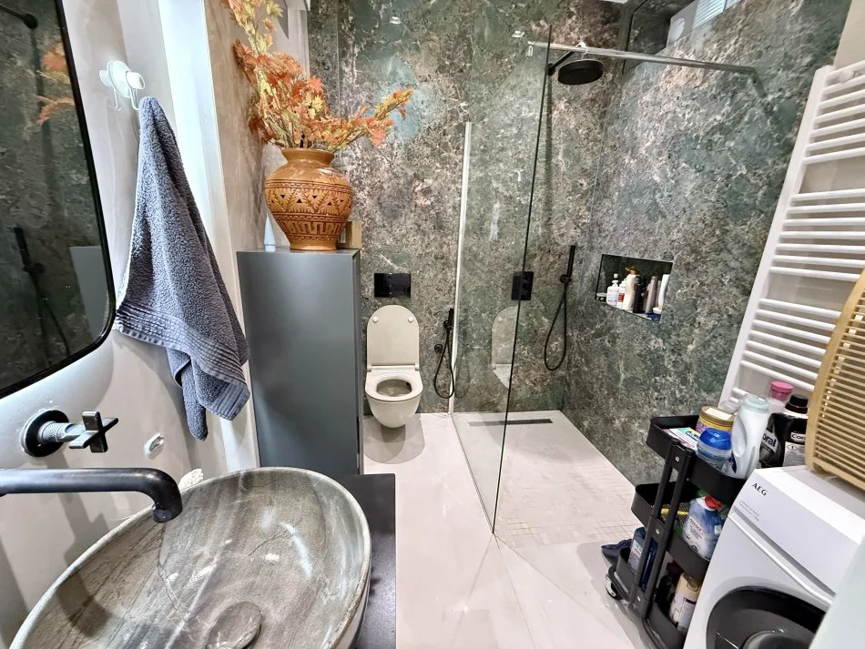 Tirane, jepet me qera apartament 2+1+Aneks+Ballkon Kati 3, 100 m² 1.000 € (Rruga Cameria)