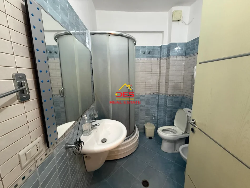 Vlore, jepet me qera apartament 1+1+Ballkon Kati 8, 70 m² 550 € (Rruga Çamëria)