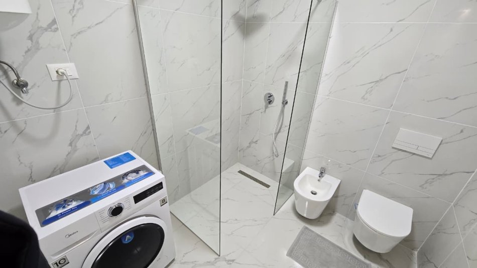 Tirane, jepet me qera apartament 1+1+Ballkon Kati 4, 60 m² 600 € (Rruga Jordan Misja)