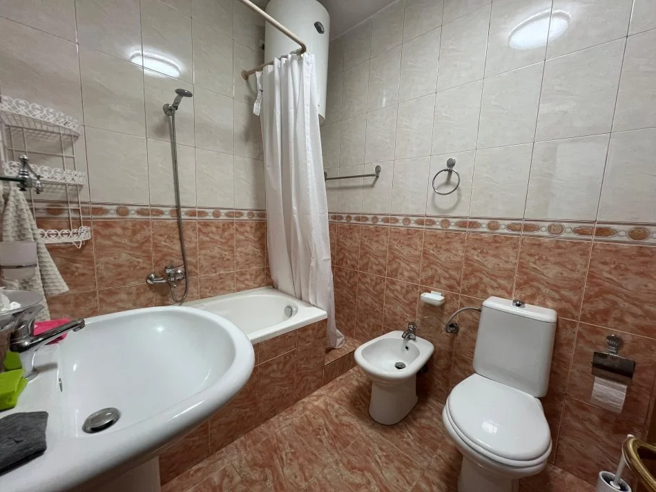 Tirane, jepet me qera apartament 1+1 Kati 3, 63 m² 650 € (Komuna e Parisit tek BKT)