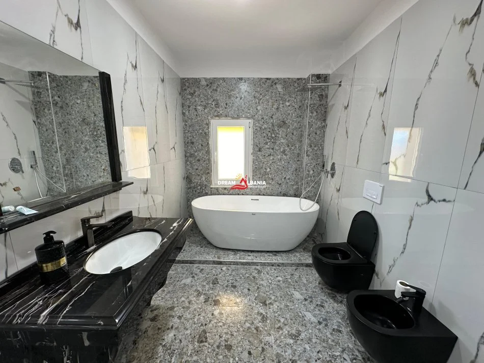 Tirane, jepet me qera apartament 3+1+Ballkon Kati 1, 151 m² 1000 € (lakeland)