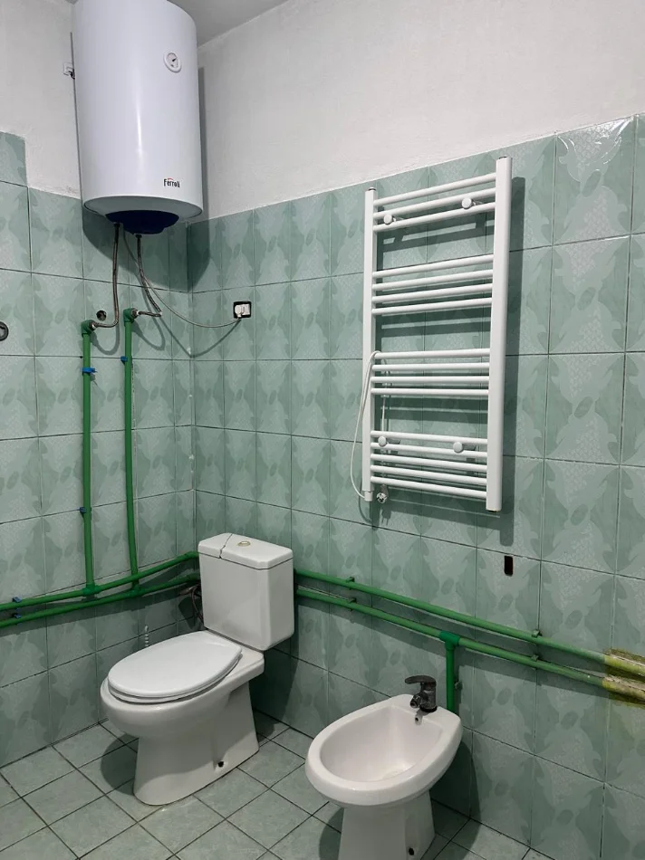 Tirane, jepet me qera apartament 1+1 Kati 1, 200 € (Laknas)