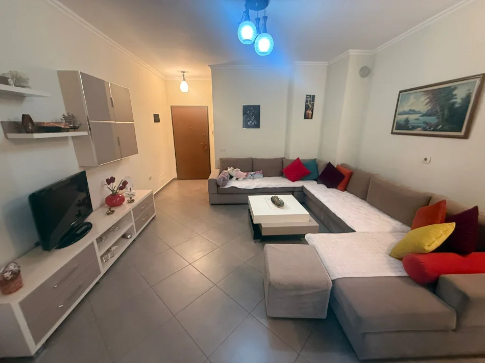 Tirane, jepet me qera apartament 2+1 Kati 2, 85 m² 450 € (Pallatet e Verdha)