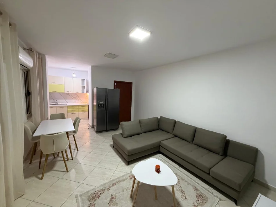 Tirane, jepet me qera 2+1 Kati 7, 107 m² 700 € 