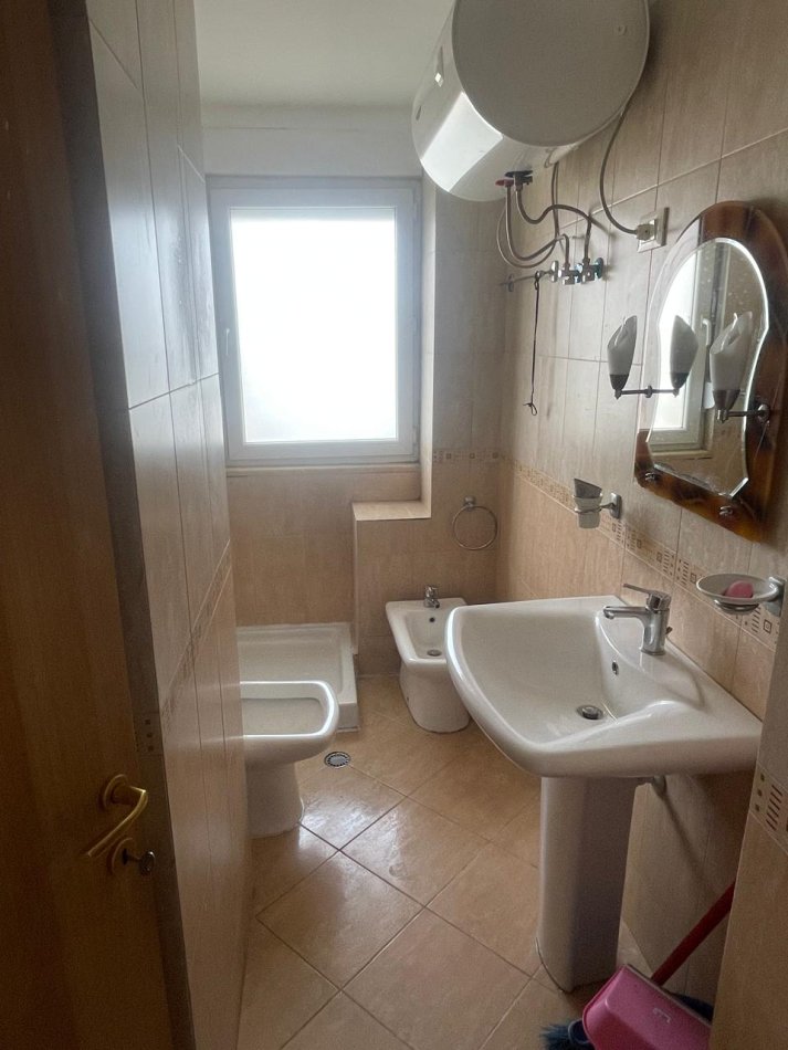Tirane, jepet me qera apartament 2+1+Ballkon Kati 3, 100 m² 400 € (rruga Kastriotet)