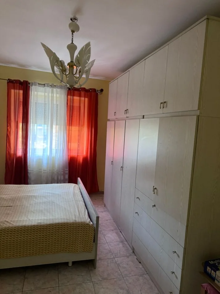 Tirane, jepet me qera apartament 2+1+Ballkon Kati 4, 80 m² 500 € (rruga Elbsanit)